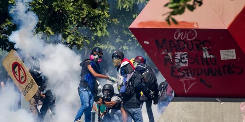 Protestatari se confruntă cu poliţia în timpul unei demonstraţii a opoziţiei la Caracas Venezuela FOTO EPA / Miguel Gutierrez