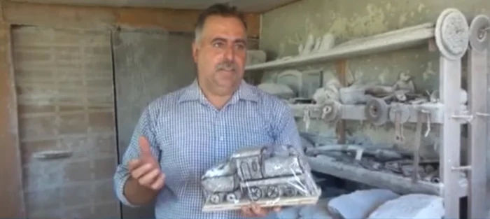 Sculptorul Nicolae Istratie - artizan în sare şi obiectele sale decorative cu efect terapeutic din sare minerală de la Ocnele Mari - Vâlcea Foto captură video