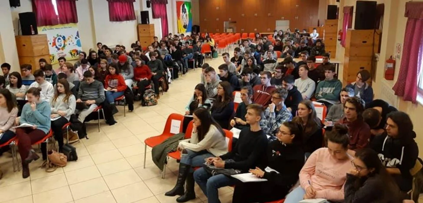 Peste 150 de elevi participă la cursurile de informatică