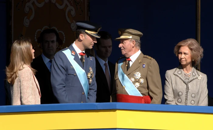 Regele Juan Carlos și fiul său, Felipe al Spaniei, înainte de predarea puterii. FOTO: Getty Images