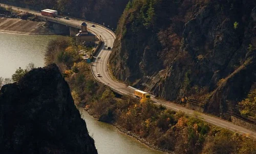 valea oltului  peisaj jpg