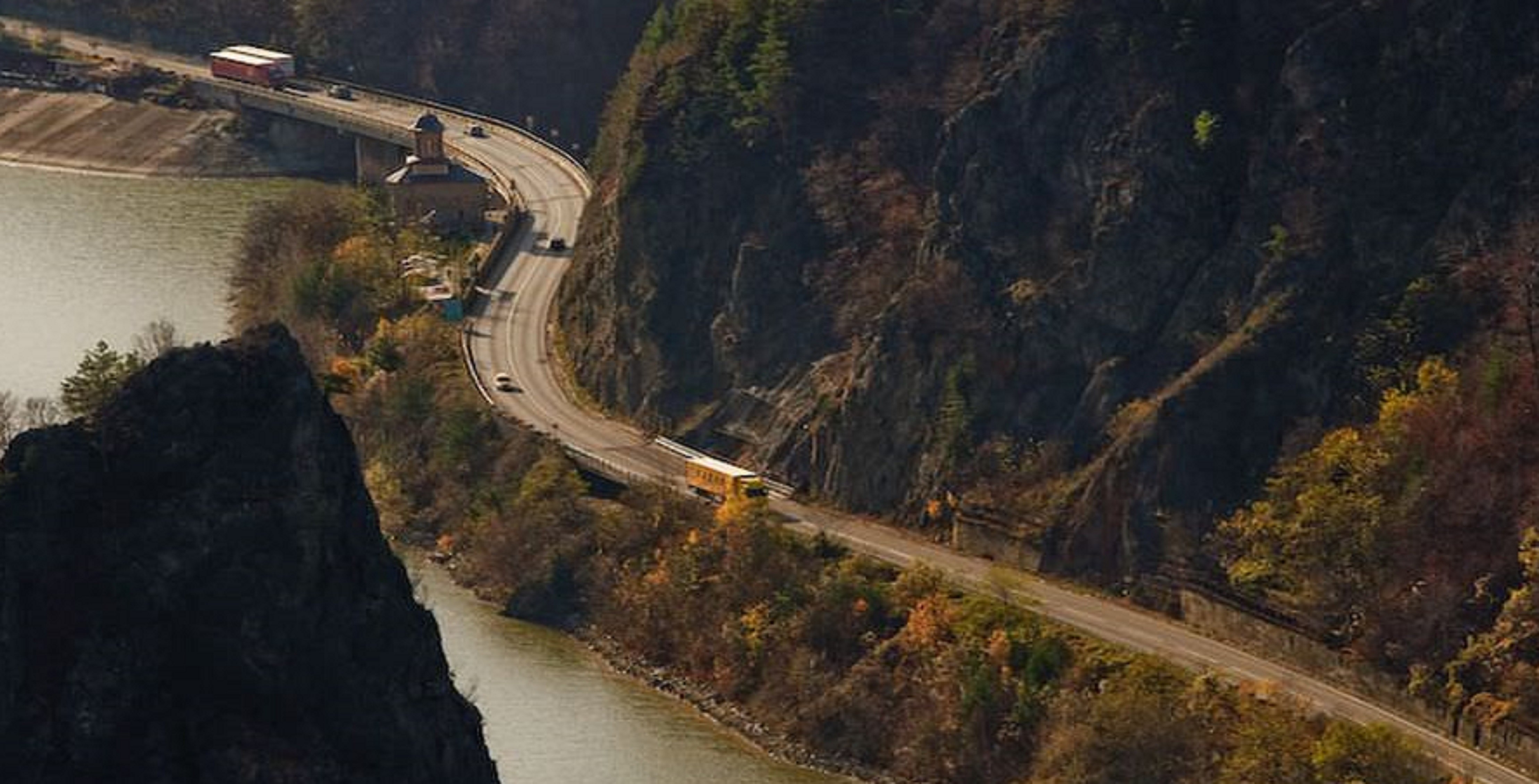 Traficul va fi închis pe Valea Oltului pentru 20 de minute Traficul va fi închis pe Valea Oltului pentru 20 de minute
