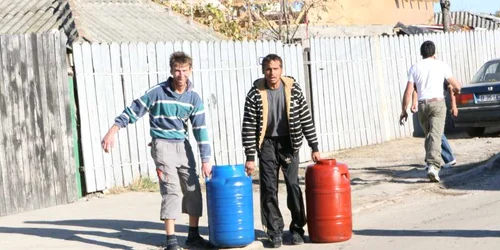 Romii au încărcat motorina în butoaie