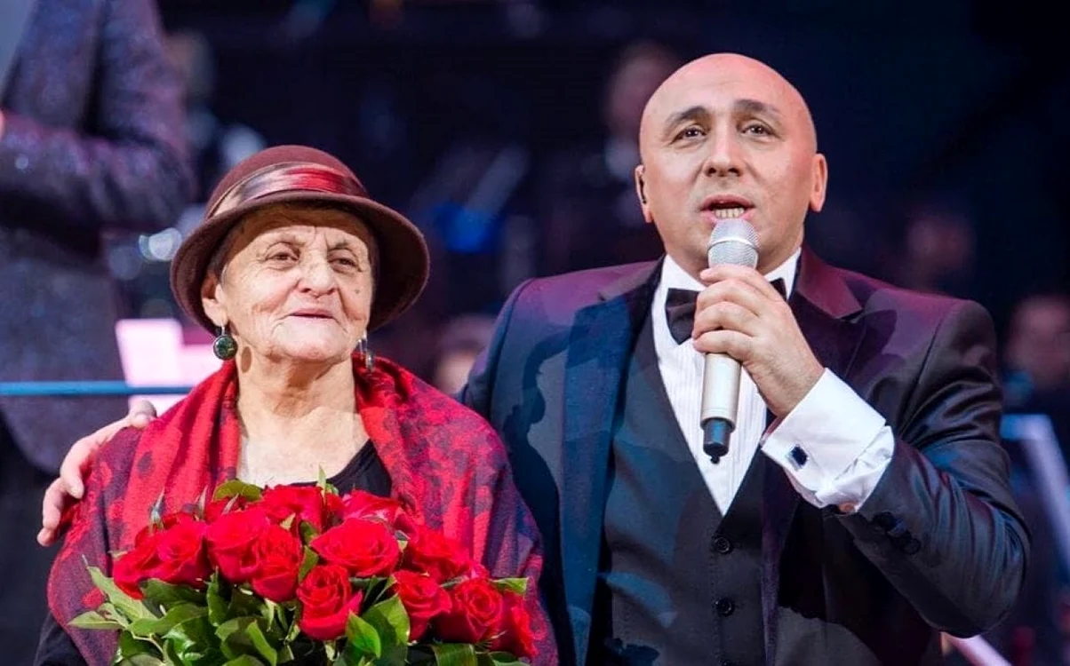 Marcel Pavel şi mama sa foto: FB/Marcel Pavel