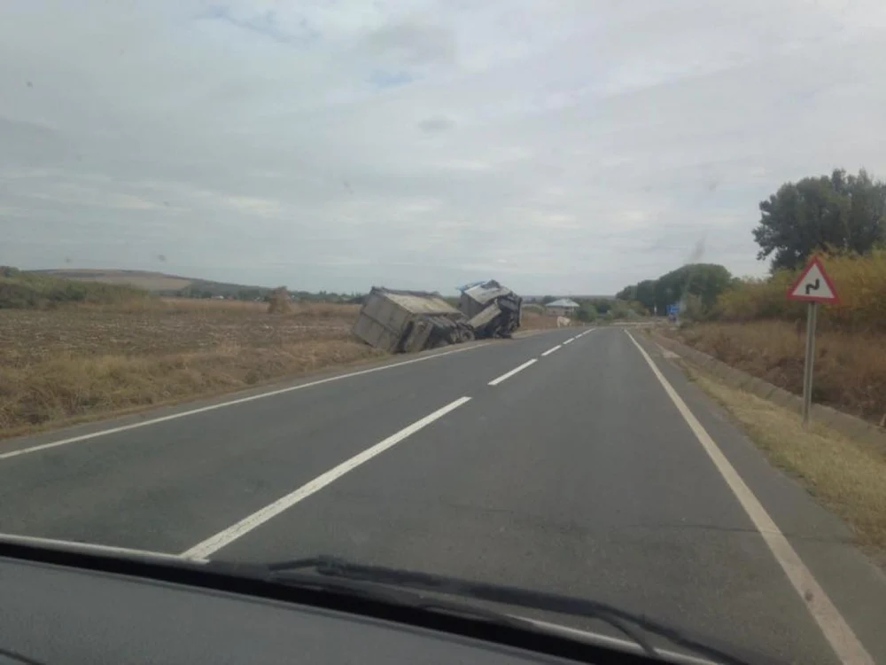 TIR-ul plin cu cereale s-a răsturnat în şanţ FOTO Amator