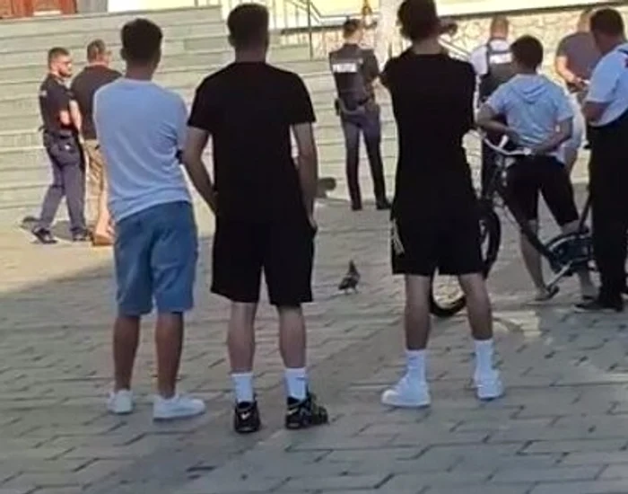 Lumea s-a strâns ca la urs atrasă de țipetele sinucigașului. Foto: infocs.ro