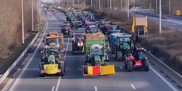 Agricultorii belgieni au blocat o autostradă  Foto Captură video Facebook Awaken The Lion's Roar jpg