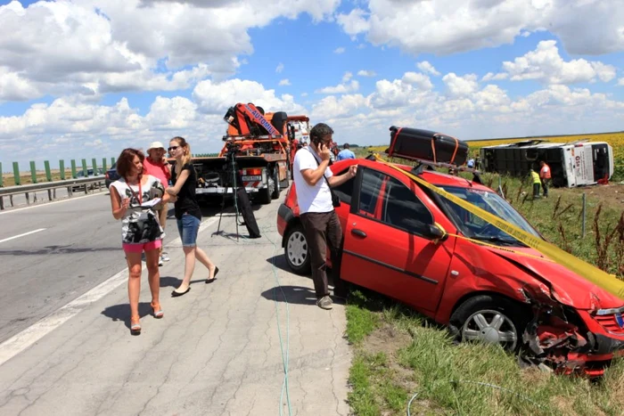 Accident autocar pe autostrada soarelui FOTO Adevaru/Roberto Salceanu 