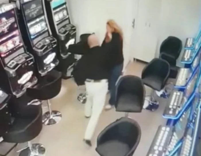 
    Bărbatul a intrat peste casiera sălii de jocuri si a luat banii din încasărifoto: captura YouTube  