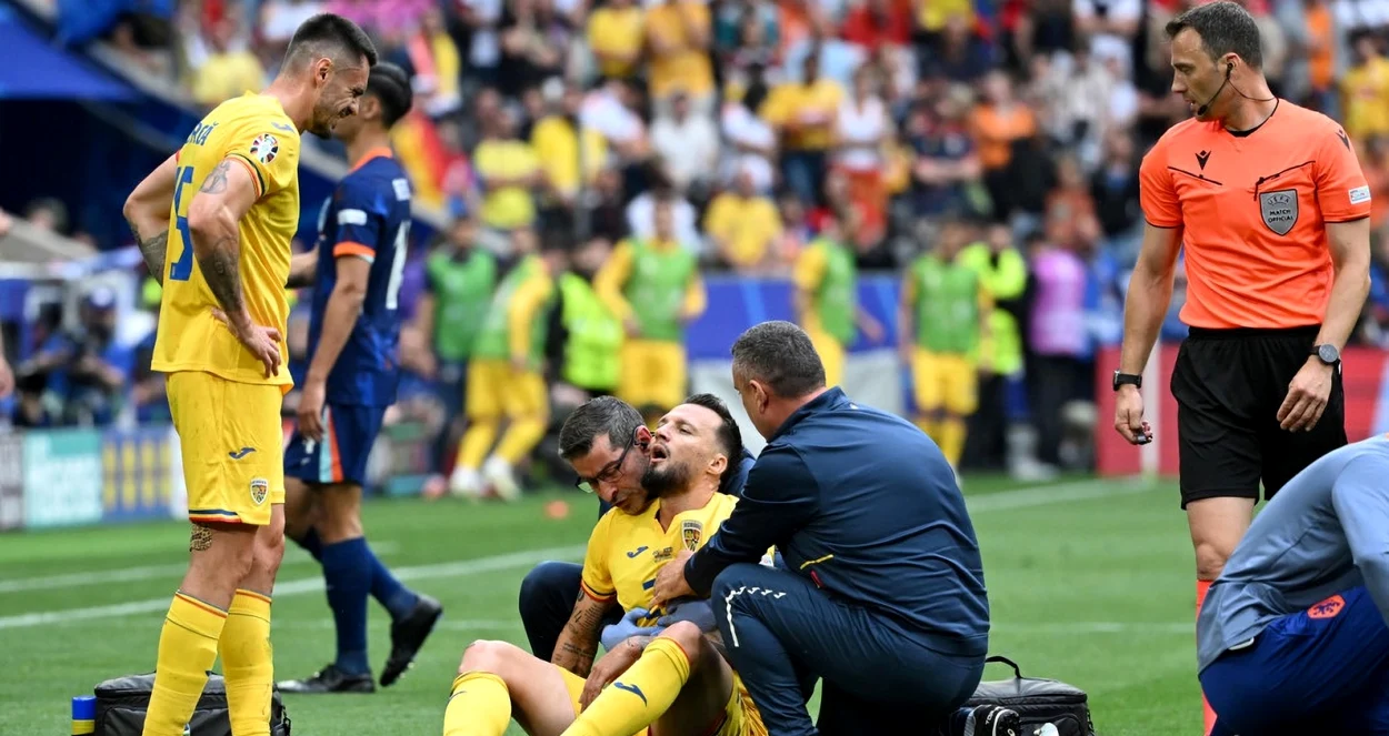 Mogoș a rămas fără aer, sub privirea impasibilă a arbitrului. Foto Profimedia