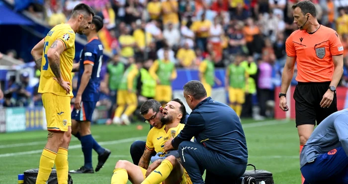 Mogoș a rămas fără aer, sub privirea impasibilă a arbitrului. Foto Profimedia