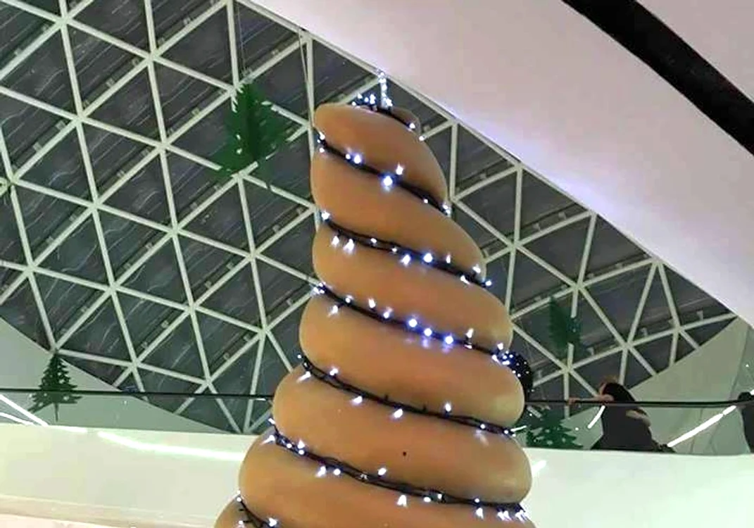 
    Bradul de la Mega Mall şi-a ratat menireaFoto: Utopia Group/Facebook  