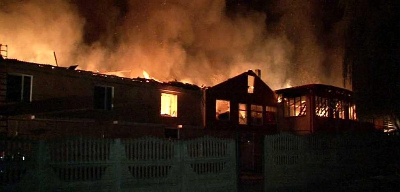 Întreaga clădire care adăpostea sala de nunţi şi încă un imobil alăturat au fost cuprinse de flăcări FOTO: ISU Bistriţa
