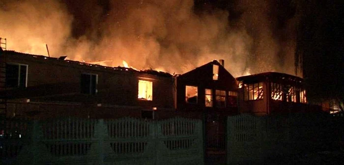 Întreaga clădire care adăpostea sala de nunţi şi încă un imobil alăturat au fost cuprinse de flăcări FOTO: ISU Bistriţa