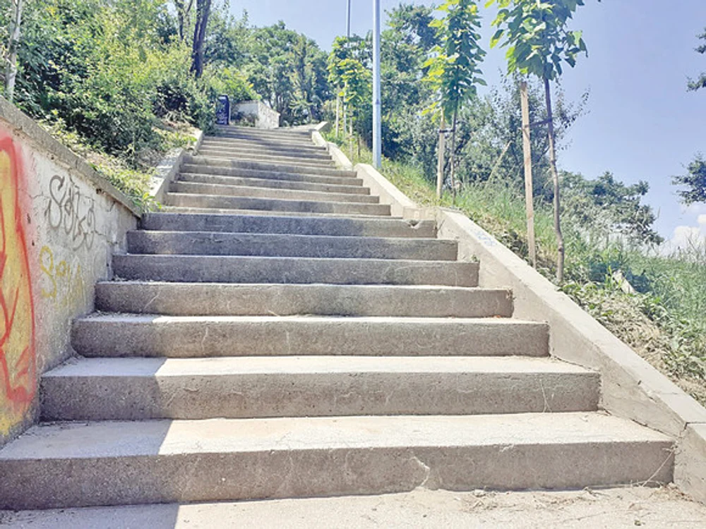 Turiştii care au copii sau cei mai vârstnici suferă pe trepte, mai ales dacă e şi foarte caldFoto: Andreea Dancu