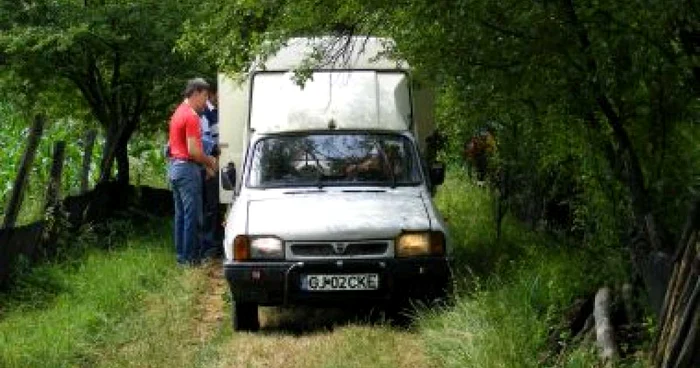 Târgu-Jiu: S-a spânzurat de o boltă de viţă de vie
