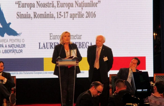 Preşedintele Frontului Naţional, Marine Le Pen, a primit medalia „Eminescu-Iorga“ de la academicianul Victor Crăciun. FOTO Radu Eremia