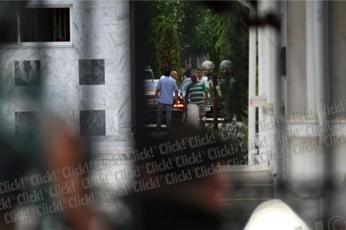 Agitaţie la vila din Pipera a lui Becali