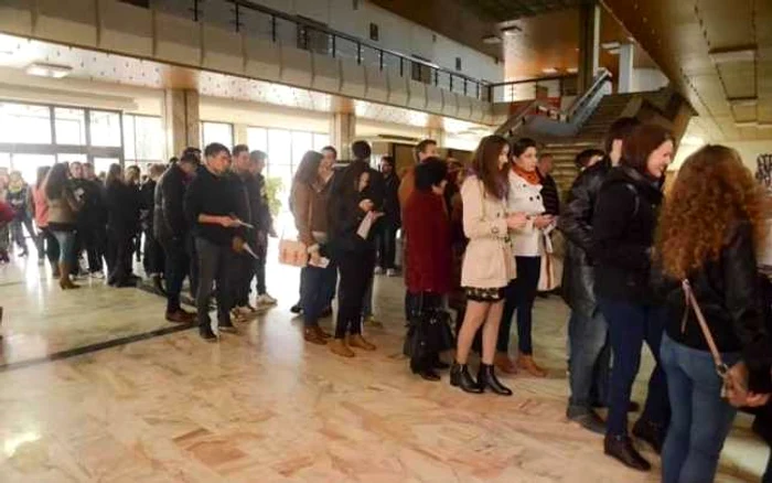 Coada studenţească la secţia de votare din Iaşi FOTO ziaruldeiasi.ro