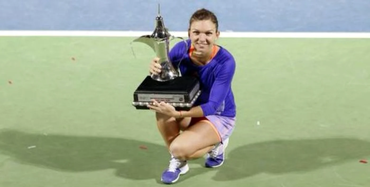 Simona Halep si trofeul cucerit la DubaiFOTO: AP
