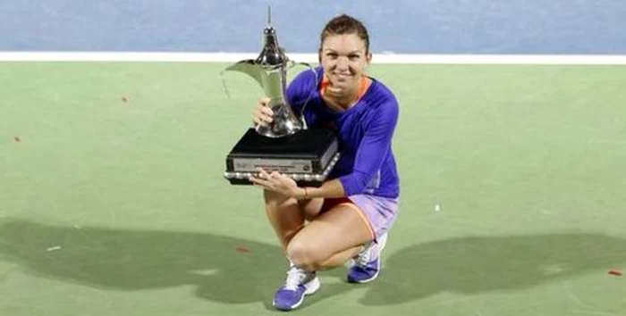 
    Simona Halep si trofeul cucerit la DubaiFOTO: AP  