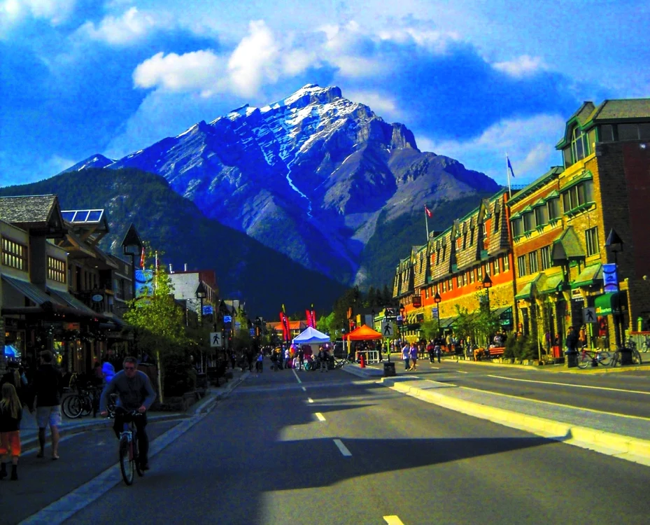 Centrul animat al orăşelului Banff; Munţii Stâncoşi atrag milioane de turişti în fiecare an