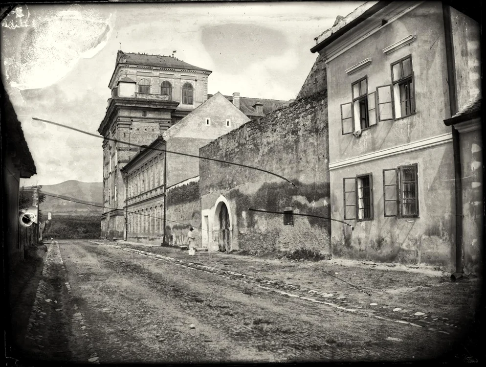 Strada Gabriel Bethlen. În plan îndepărtat este Biblioteca Bathyaneum