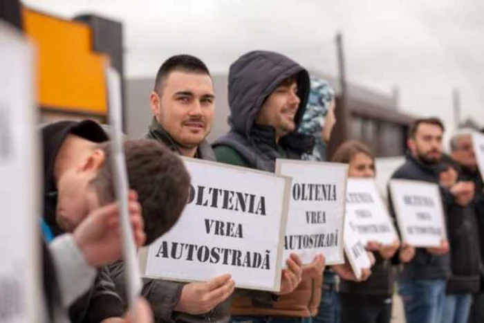 Lanţ uman pentru Autostrada Craiova-Piteşti Foto