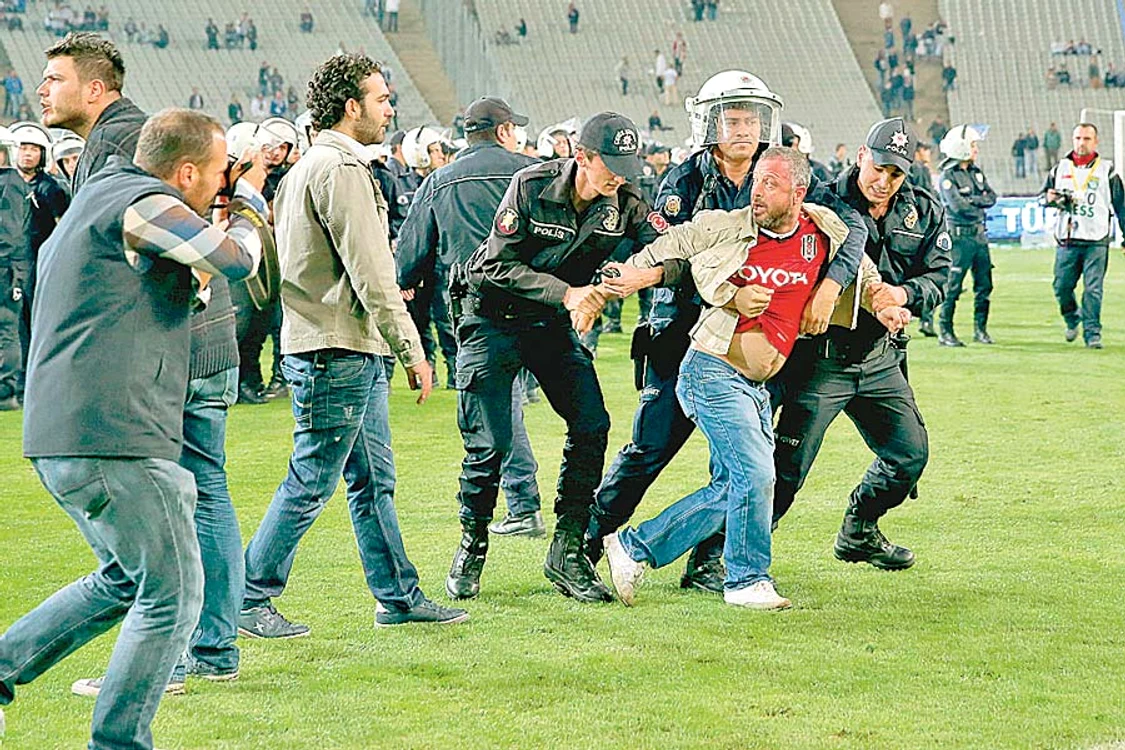 Fanii formaţiei Besiktaş  au aruncat cu scaune  în forţele de ordine (Fotografii: Photoland/Wenn)
