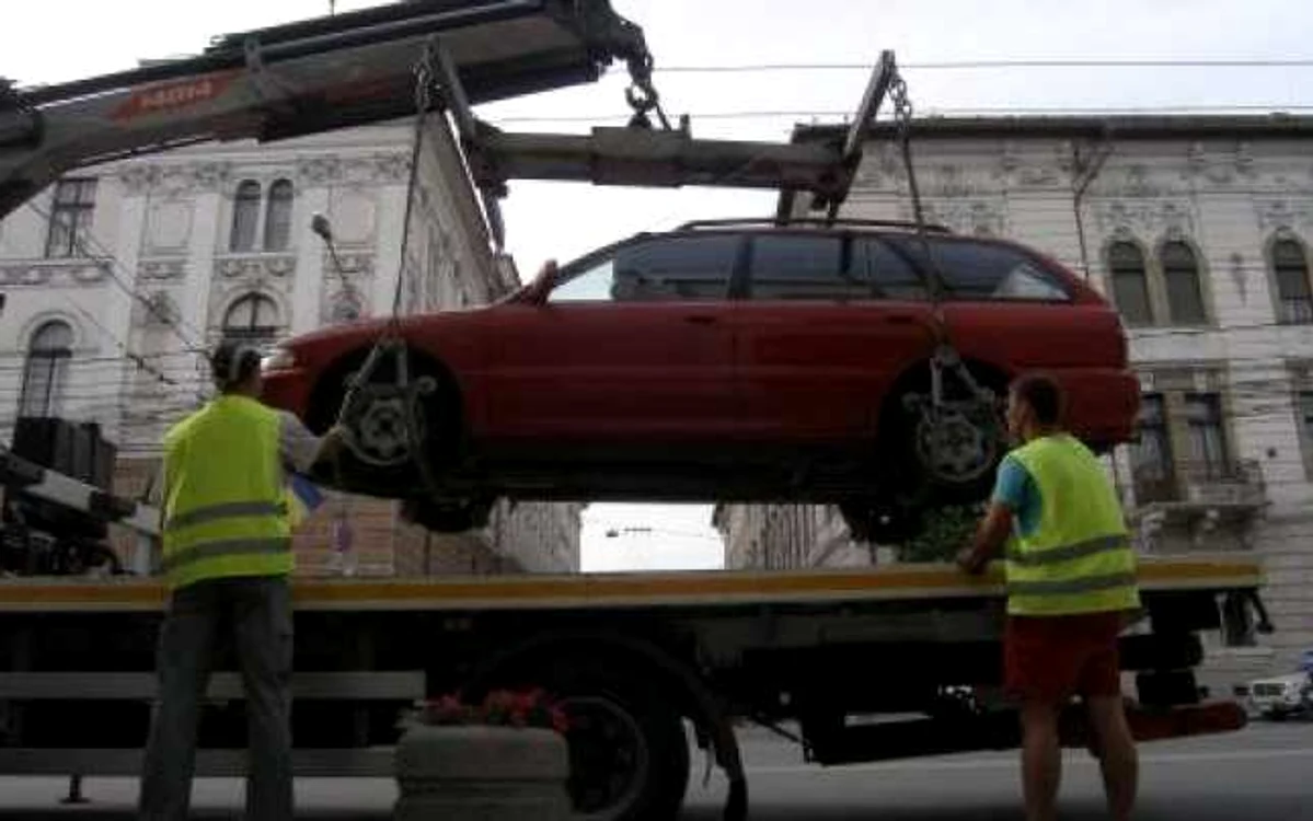 În lipsa unor reguli stabilite de Guvern, Primăriile au apelat la firme private ca să ridice maşinile parcate neregulamentar, ceea a provocat numeroase abuzuri