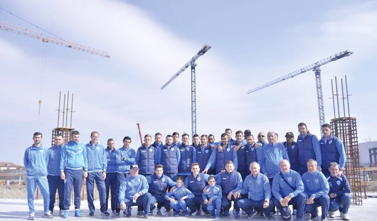 Fotbaliştii Craiovei s-au fotografiat pe şantierul pe care se va ridica noul stadion