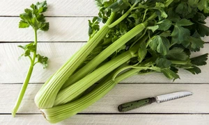 5 efecte uimitoare pe care consumul de leuştean le are asupra organismului