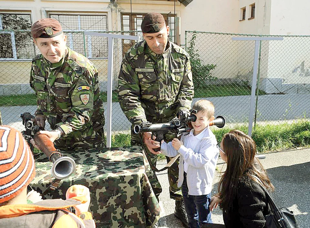 Militarii au fost prezenți în zeci de școli