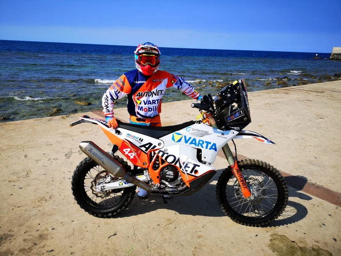 
    Mani Gyenes a luat startul pentru a 10-a oară în raliul-raid DakarFoto: Facebook/ManiGyenes  