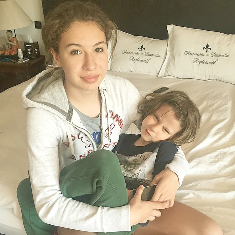 Sarah şi Reghe Junior s-au cocoţat în patul părinţilor, însă şi ei au perne personalizate cu numele lor