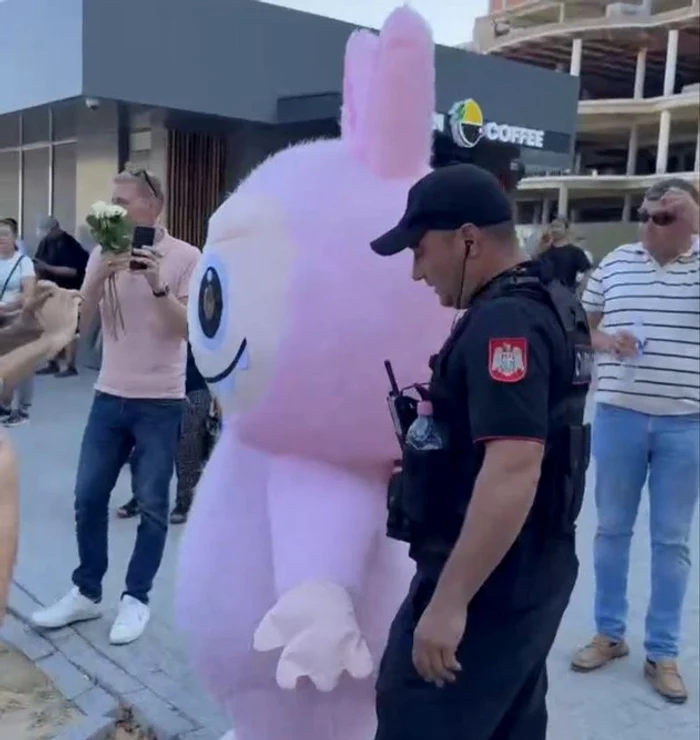 La protest au fost mai multe mascote. FOTO: Agora.md