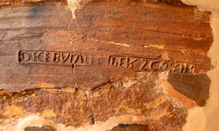 Vasul cu inscripția DECEBALVS PER SCORILO (foto: Muzeul Național de Istorie a României)