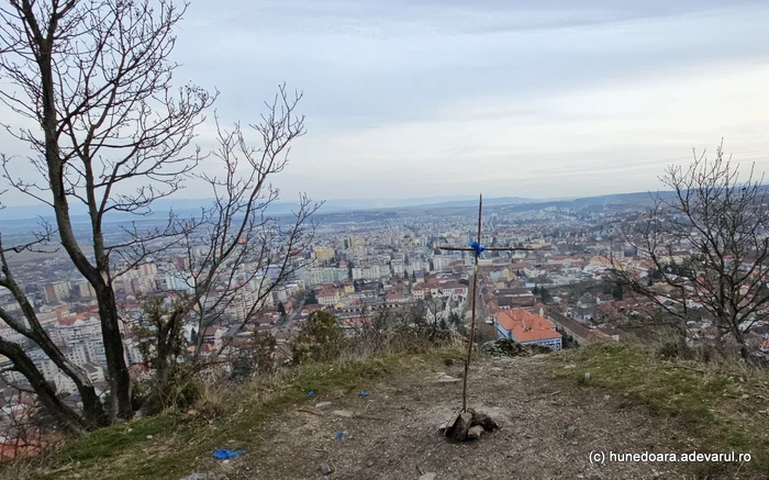 Locul denumit La sfinți, de pe Dealul cetății Devei. Foto: Daniel Guță