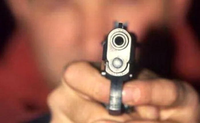 Poliţiştii au fost nevoiţi să tragă mai multe focuri de armă pentru a-i opri pe infractori