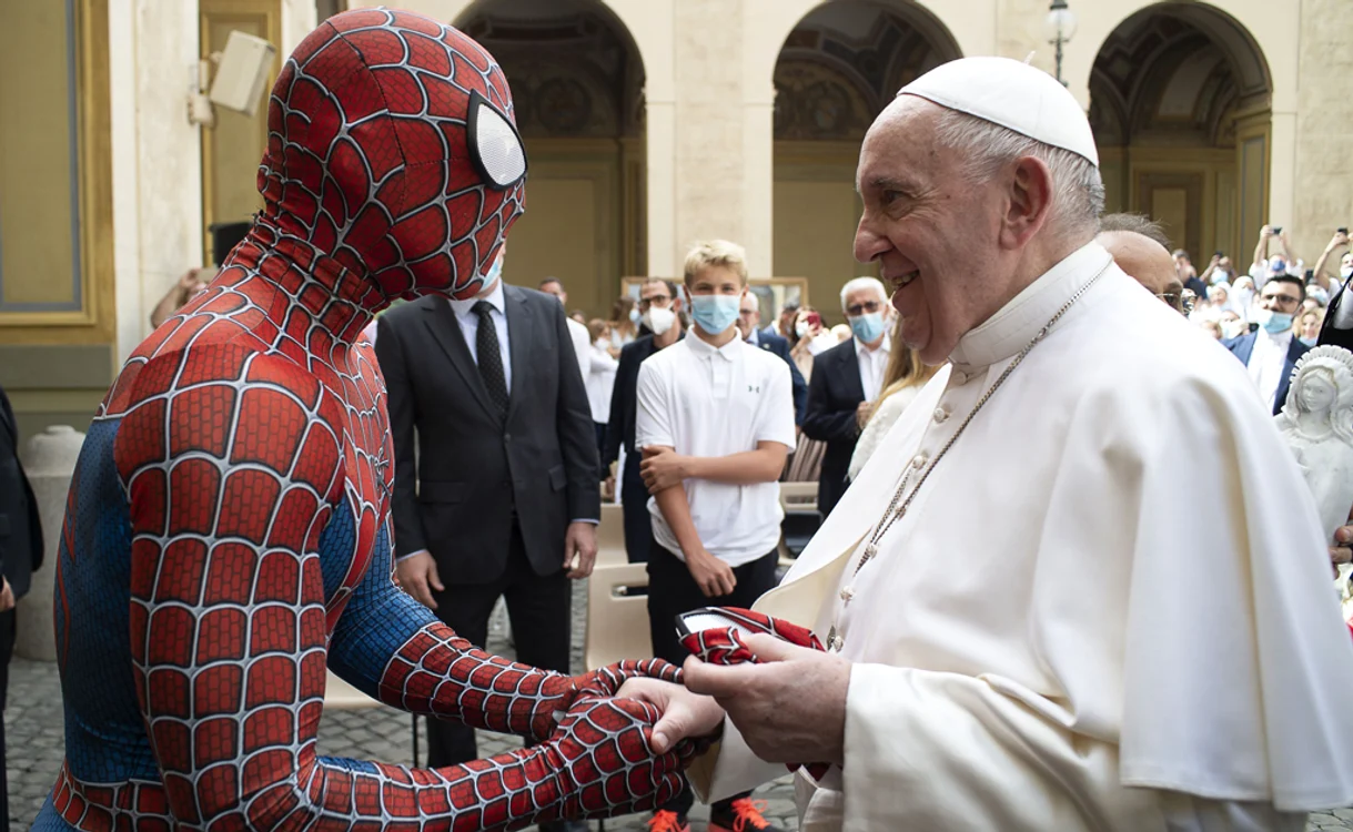 
    Mattia Villardita, de 27 de ani, costumat în Spider Man, la VaticanFoto: Profimedia  