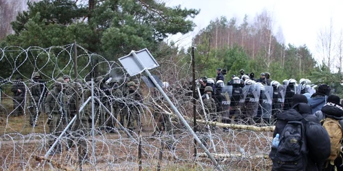 soldati granita polonia belarus migranti foto Leonid Shcheglov / BELTA / AFP