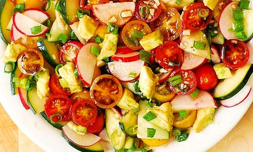 Salata de rosii cherry cu avocado si ridichi jpeg
