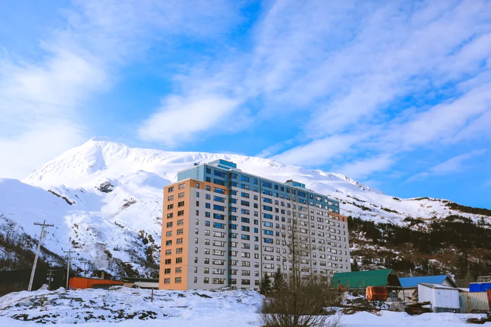 Toți localnici Whittier trăiesc într-un singur bloc Foto: Shutterstock 