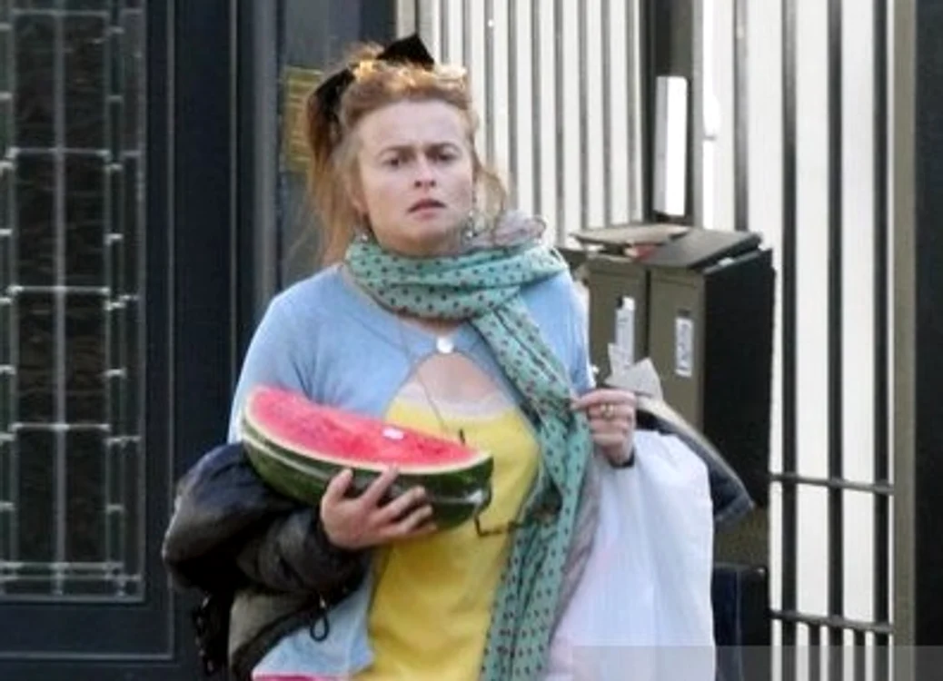 
    Helena Bonham Carter, îmbrăcată ciudat, ținând și un pepene în mânăfoto: Profimedia  