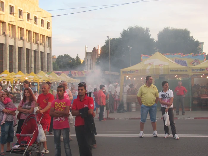 Micii şi pastrama au sfârâit pe grătare foto: Claudiu Dumitrache