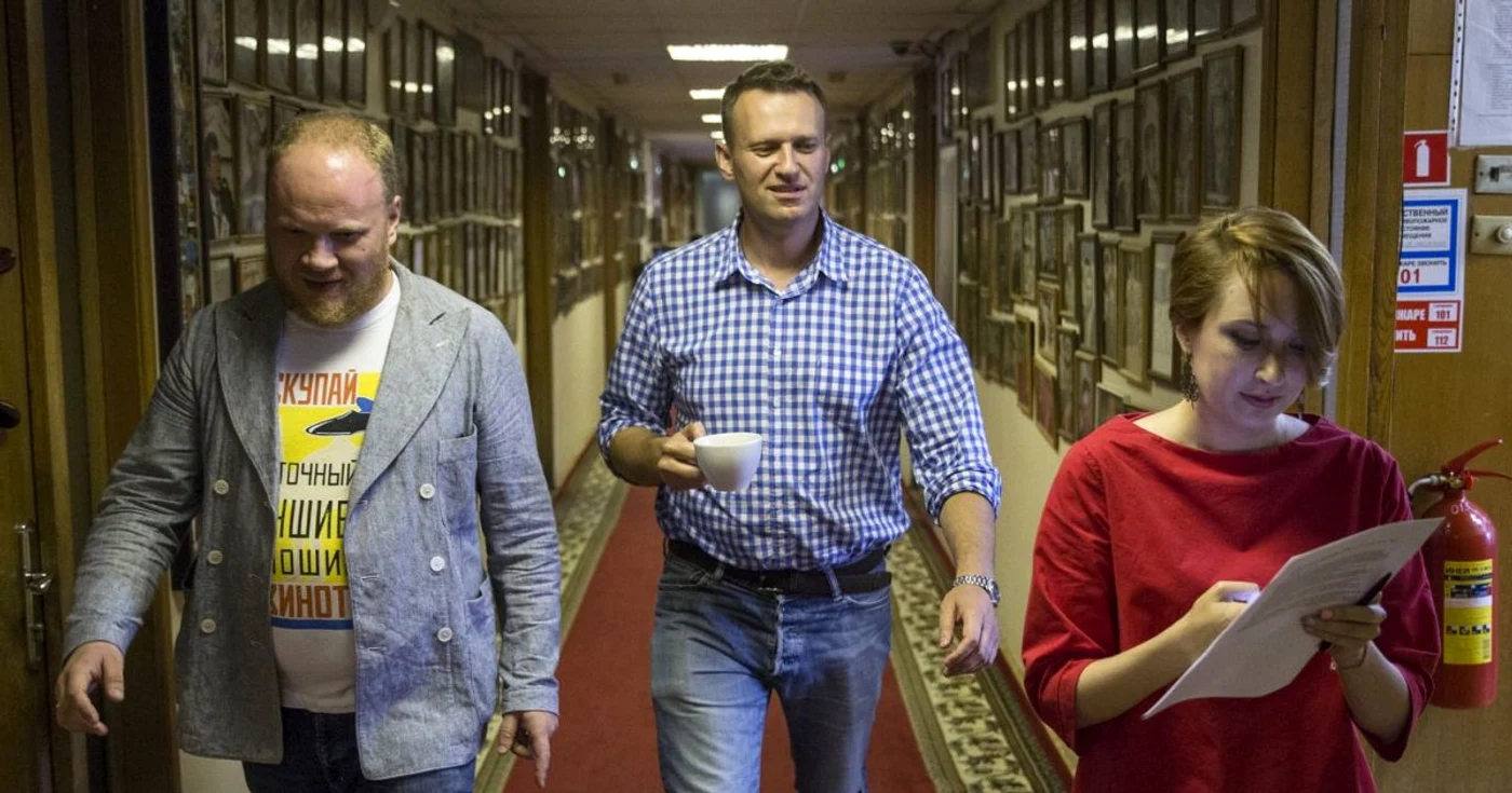 Jurnalista Tatiana Felghengauer, alături de opozantul rus Aleksei Navalnîi (centru) si jurnalistul Oleg Kascin (stânga) FOTO Keystone