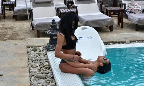Roxana Vancea, la piscină alături de prietena ei, Mădălina Urloiu jpeg