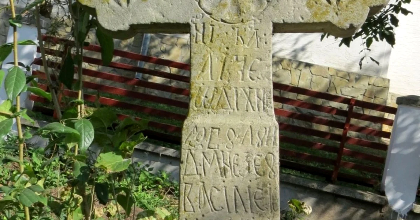 Crucea de la mormântul bunicului lui Eminescu FOTO Liliana Grecu