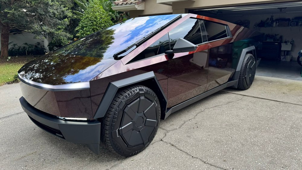 Tesla recheamă în service peste 27.000 de Cybertrucks pentru a remedia funcționarea camerei retrovizoare