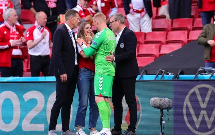 Iubita lui Eriksen este consolată de căpitanul naționalei DanemarceiFOTO: EPA